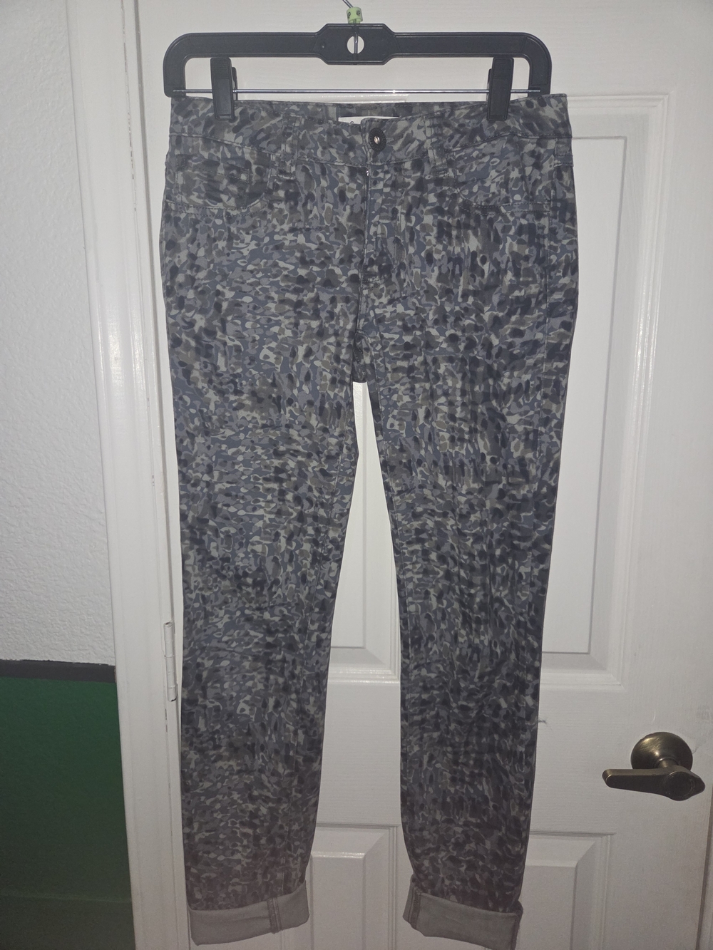 CAbi Skinny Pants in Gray/Blue Animal Camo Print. Size 0